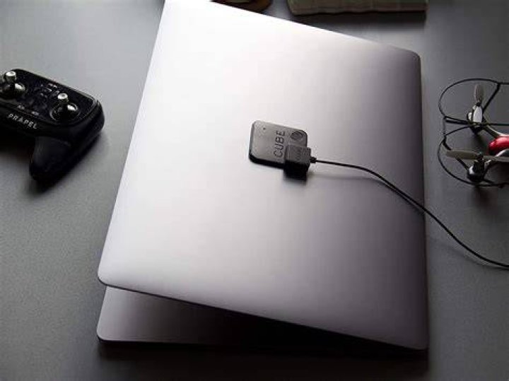 Cube Shadow Bluetooth Tracker Lifestyle