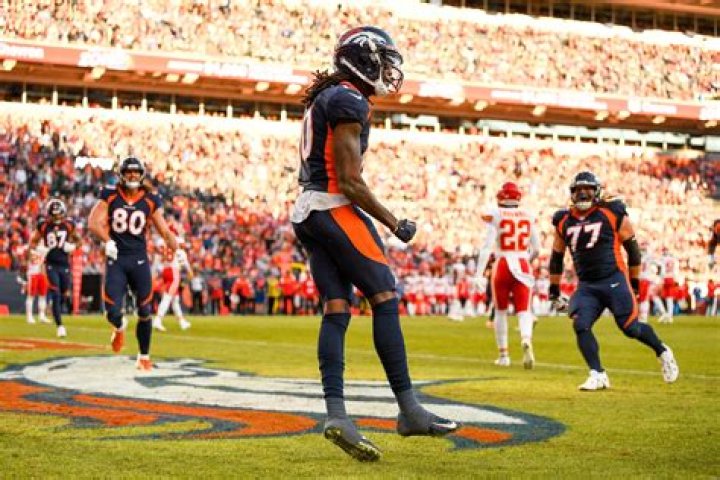 DENVER, CO - DECEMBER 11: Quarterback Tim Tebow #15 of the Denver Broncos delivers a pass against the Chicago Bears at Sports Authority Field at Mile High on December 11, 2011 in Denver, Colorado. The Broncos defeated the Bears 13-10 in overtime. (Photo by Doug Pensinger/Getty Images)